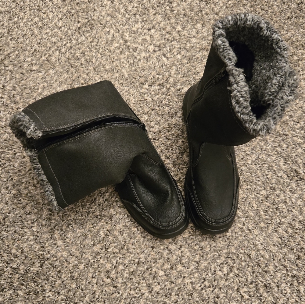 Like New  totes black Wide Width. Size 7W